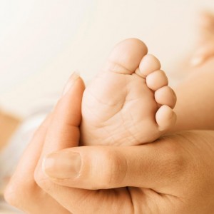 baby foot in mothers hand, birth defect lawyers from prescription medications